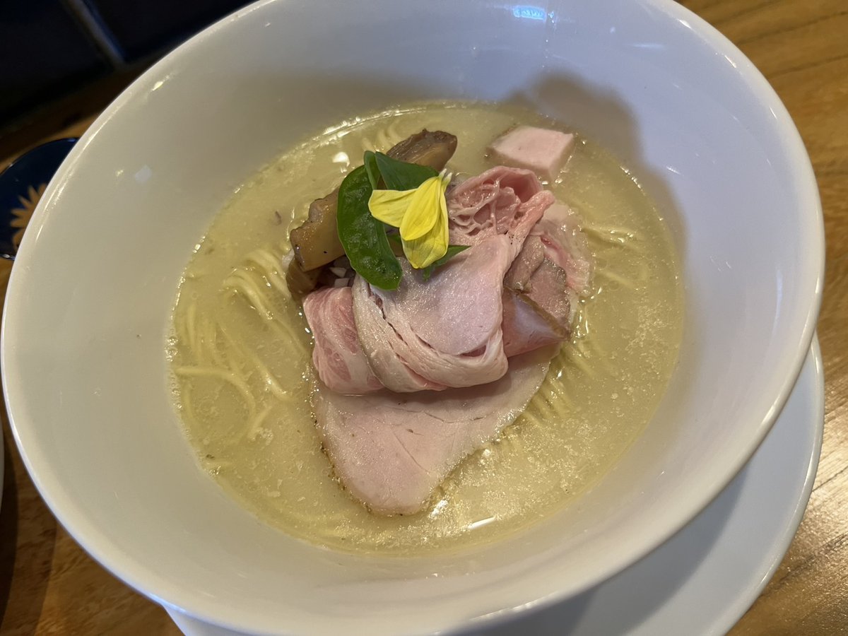 shape99999's tweet photo. 中華そば先﨑　千波町
鳥取境港イカの白湯1100
鮮やかなイカ色のスープを見て美味しいと確信。イカの味がしっかり出ているのでカエシ殆ど使わず。
香川真鯛と蛤の白湯1100
優しい味。このお店は魚介系が特に美味しいと個人的には思っている。これはカエシを徐々に使用。
続く https://t.co/TXJQvgNbru
