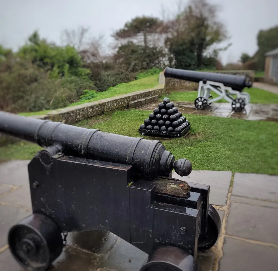 ArseCannonPics's tweet image. We have a new cannon!

A huge thank you to @goonermac72 on Threads for sending in these beauties from Rye Castle in Sussex, England 🏴󠁧󠁢󠁥󠁮󠁧󠁿📍

Is the international break over yet? 😩

Saturdays just aren’t the same without The Arsenal 😕

#CannonNumber684 #afc @Arsenal #Gooners #COYG