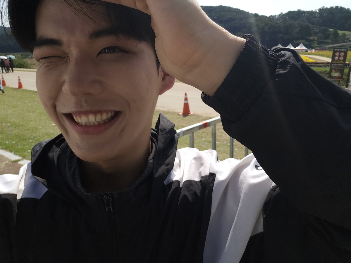 Flamyshine's tweet photo. 10.10 공주 '백제문화제'- 눈 부신 훈모🌞

수도권은 비가 많이 왔는데 공주는 마치 다른 나라처럼 기온도 30도가 넘었고 햇빛도 뜨거웠어요🥴

그래서 요렇게 손으로 햇빛 가리고 찍어주셨어요😁

맑은 날 산책 나온 강아지 같죠~?🐶

[개인 소장은 가능하고 X 밖으로 퍼가지는 마세요🙏] https://t.co/NNrmGPar9J