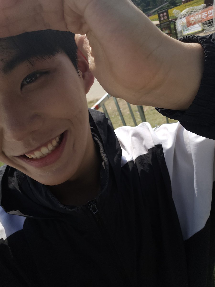 Flamyshine's tweet photo. 10.10 공주 '백제문화제'- 눈 부신 훈모🌞

수도권은 비가 많이 왔는데 공주는 마치 다른 나라처럼 기온도 30도가 넘었고 햇빛도 뜨거웠어요🥴

그래서 요렇게 손으로 햇빛 가리고 찍어주셨어요😁

맑은 날 산책 나온 강아지 같죠~?🐶

[개인 소장은 가능하고 X 밖으로 퍼가지는 마세요🙏] https://t.co/NNrmGPar9J