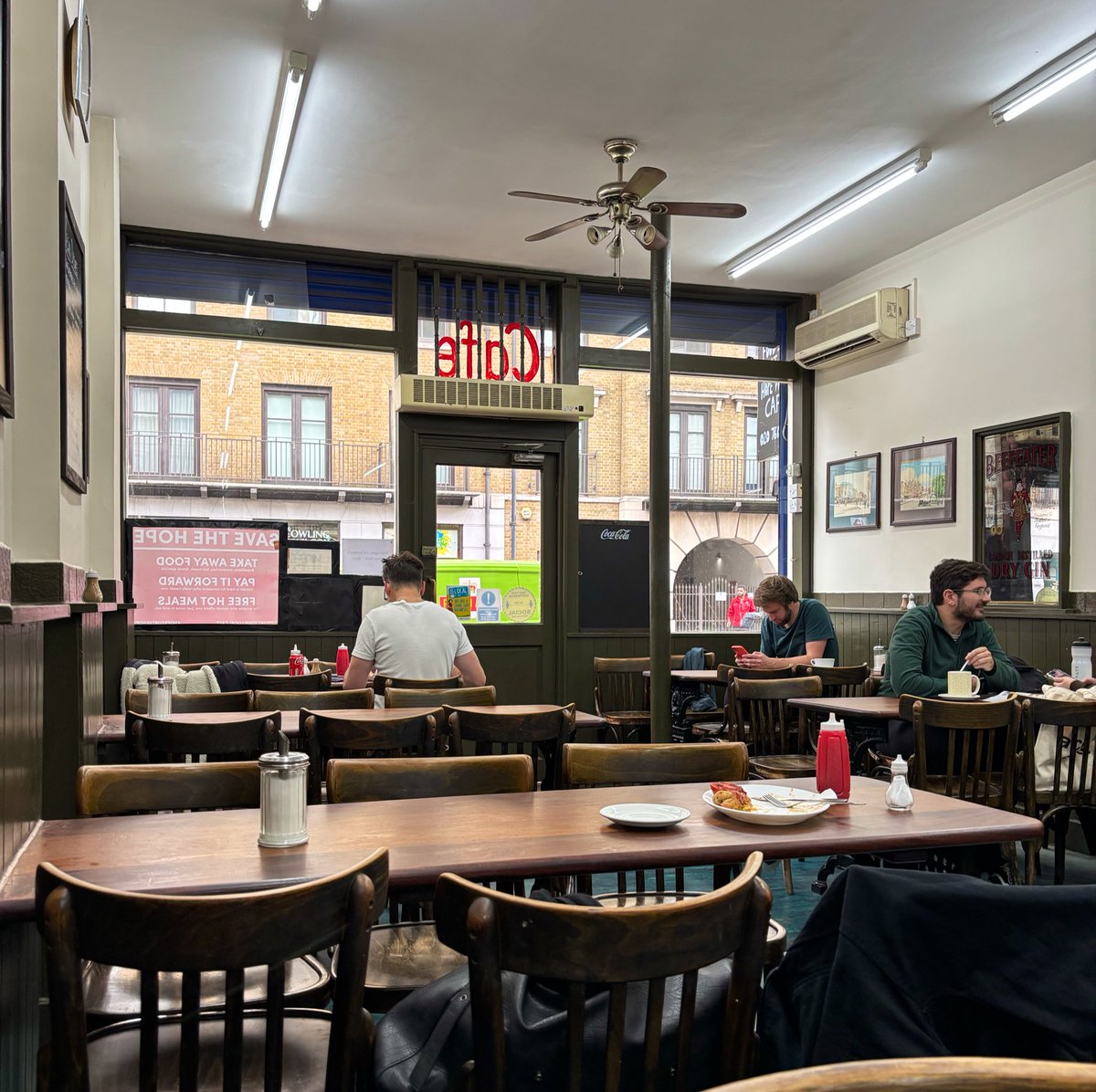 LondonPubMap's tweet photo. The Hope Cafe on Holloway Road, N1. A proper old-school London caff. Breakfast was good — the bacon could’ve done with a bit longer on the grill. The mushrooms were definitely the star of the show. £12 with tea and toast.
#breakfast #HopeCafe #cafe https://t.co/tG9EoYq0lu