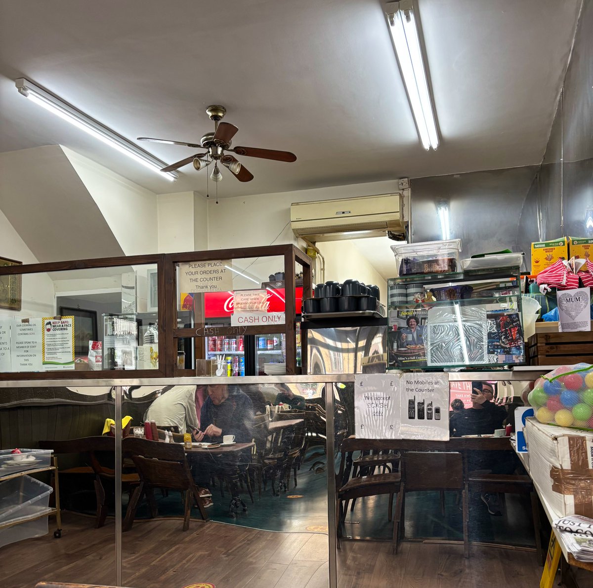 LondonPubMap's tweet photo. The Hope Cafe on Holloway Road, N1. A proper old-school London caff. Breakfast was good — the bacon could’ve done with a bit longer on the grill. The mushrooms were definitely the star of the show. £12 with tea and toast.
#breakfast #HopeCafe #cafe https://t.co/tG9EoYq0lu