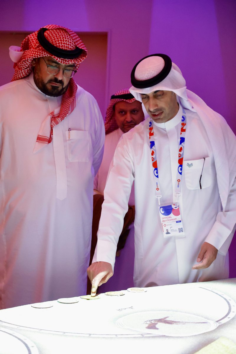 KuwaitExpo2025's tweet photo. معالي وزير الاقتصاد والتخطيط في المملكة العربية السعودية فيصل الإبراهيم، يزور جناح دولة الكويت في إكسبو 2025 أوساكا.

حيث كان في استقباله سعادة سفير دولة الكويت لدى اليابان سامي الزمانان ورئيس الفريق الإعلامي والمحتوى الدكتور بدر العنزي.

#Osaka_2025
#Kuwait_Pavilion
#Visionary_Lighthouse
#Japan_Expo_2025
#Expo2025