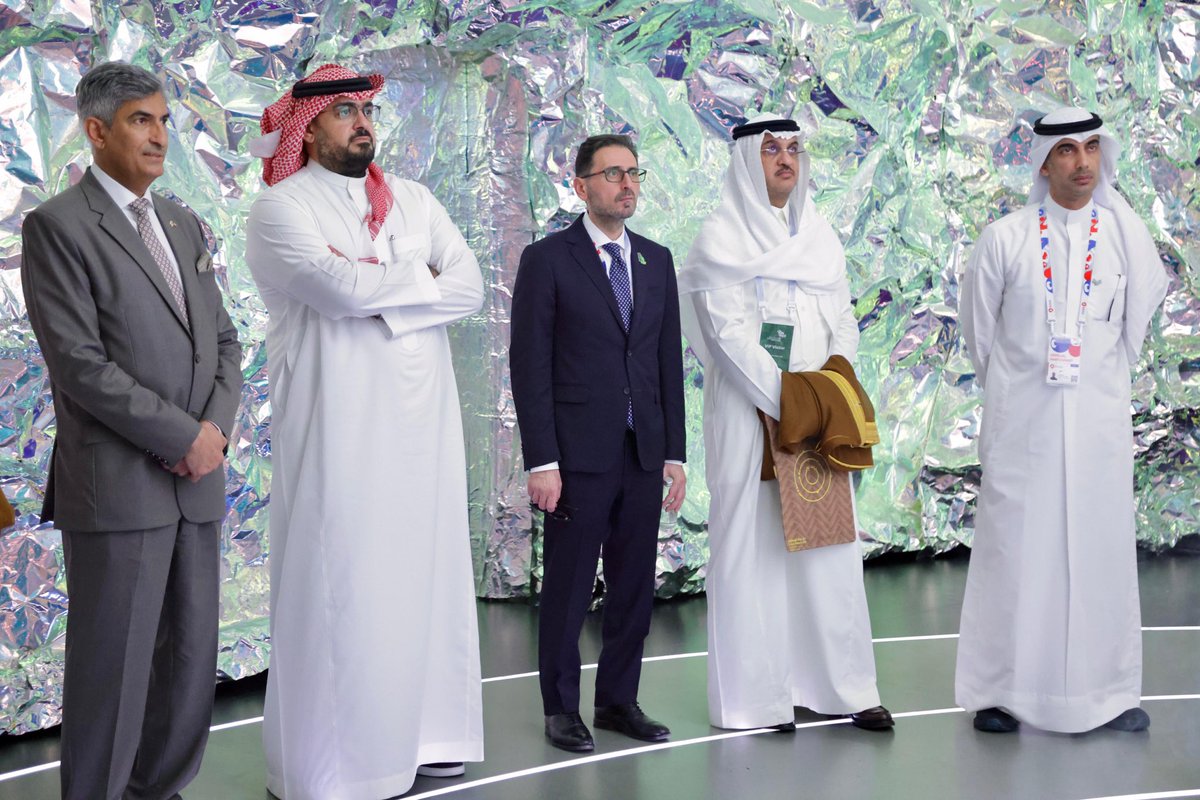 KuwaitExpo2025's tweet photo. معالي وزير الاقتصاد والتخطيط في المملكة العربية السعودية فيصل الإبراهيم، يزور جناح دولة الكويت في إكسبو 2025 أوساكا.

حيث كان في استقباله سعادة سفير دولة الكويت لدى اليابان سامي الزمانان ورئيس الفريق الإعلامي والمحتوى الدكتور بدر العنزي.

#Osaka_2025
#Kuwait_Pavilion
#Visionary_Lighthouse
#Japan_Expo_2025
#Expo2025