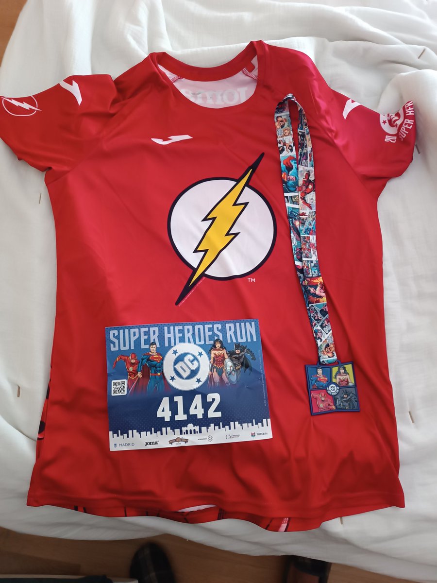 PitufoJac's tweet photo. ¿Es posible juntar dos hobbies? Si, hoy lo he conseguido @SuperHeroesRun1 @DCcomicsMX @PaniniComicsEsp https://t.co/JJvk9Ajij2