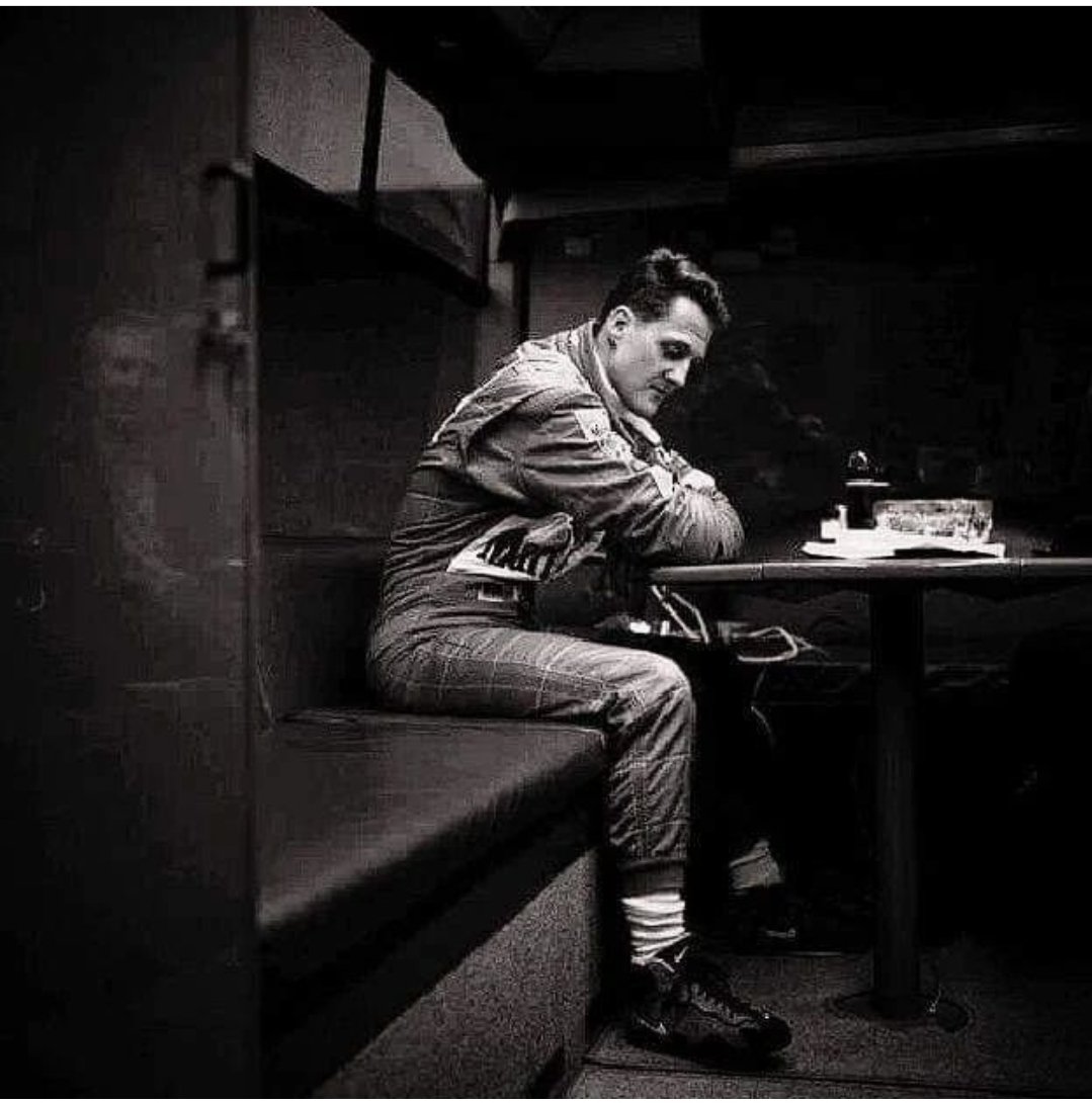Msc9091's tweet image. Hava yağmurlu, yarış yok, Ferrari kötü.Oturduk şöyle herşeyin düzelmesini bekliyoruz #KeepFightingMichael #F1