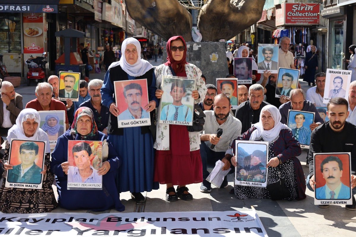 706. HAFTA: VEYSEL ATILGAN VE MERYEM BULUT’UN AKIBETİ SORULDU 

Şubemiz ve kayıp yakınları olarak, “Kayıplar bulunsun, failler yargılansın” eylemimizin 706. haftasında;  

10 Ekim 2015 tarihinde Ankara Garı önünde canlı bomba eylemi sonucu hayatını kaybeden 104 canımız şahsında