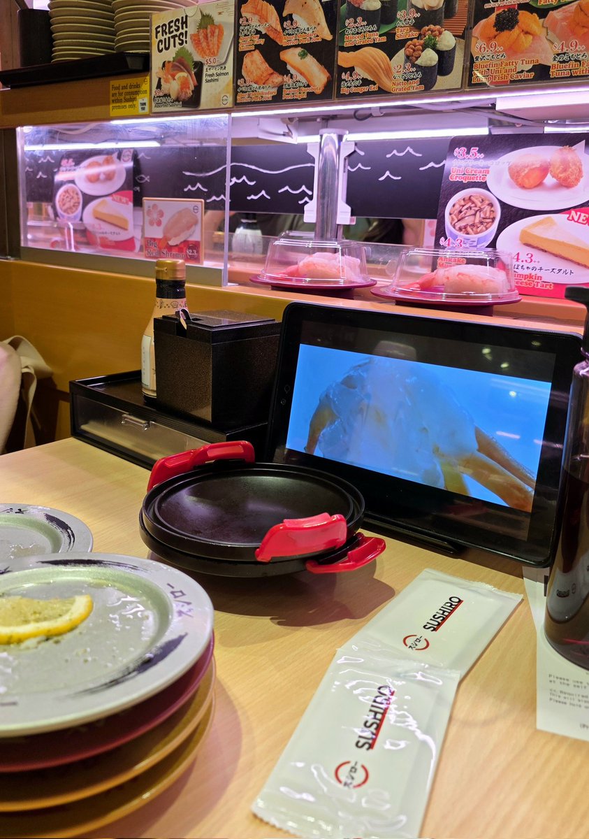 BruceBlue's tweet photo. 给女儿买个Labubu的炸虾尾和Dimo的盲盒，加起来才$30，请家人吃个寿司才$55。

想想这些年亏的钱，拿来花在家人身上的话，得有多开心和幸福啊。

活着的意义并不是炒币，是一场修行吧。 https://t.co/GpcDJtMC7K