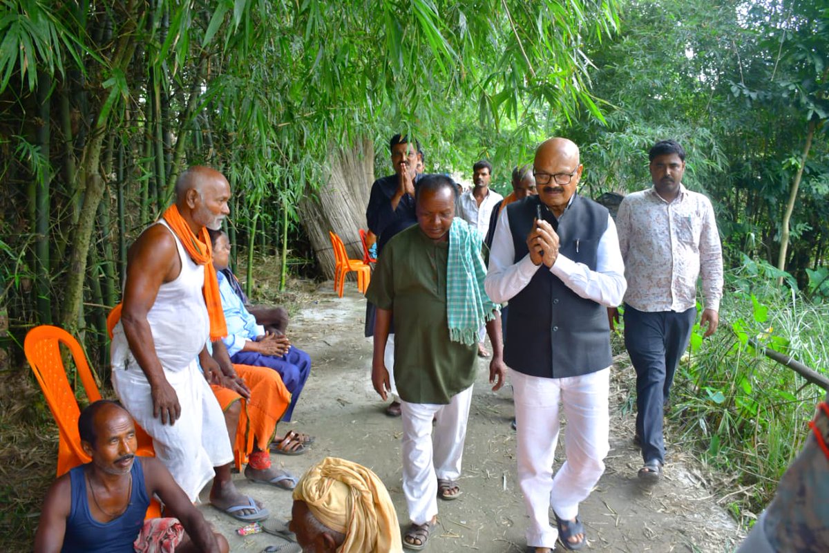 JPYADAV_BJP's tweet photo. नरपतगंज विधानसभा अंतर्गत दरगाहीगंज पंचायत वार्ड 6 के निवासी स्व. सूर्यनारायण मंडल जी के निधन का समाचार अत्यंत दुखद है।
ईश्वर दिवंगत आत्मा को शांति व परिजनों को शक्ति दें।
🙏#Shradhanjali #Condolences #RestInPeace #SuryanarayanMandal #Narpatganj #JayPrakashYadav #PeacefulDeparture https://t.co/9B41gBaMxV