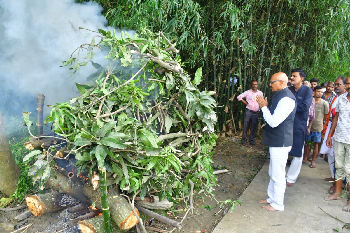 JPYADAV_BJP's tweet photo. नरपतगंज विधानसभा अंतर्गत दरगाहीगंज पंचायत वार्ड 6 के निवासी स्व. सूर्यनारायण मंडल जी के निधन का समाचार अत्यंत दुखद है।
ईश्वर दिवंगत आत्मा को शांति व परिजनों को शक्ति दें।
🙏#Shradhanjali #Condolences #RestInPeace #SuryanarayanMandal #Narpatganj #JayPrakashYadav #PeacefulDeparture https://t.co/9B41gBaMxV