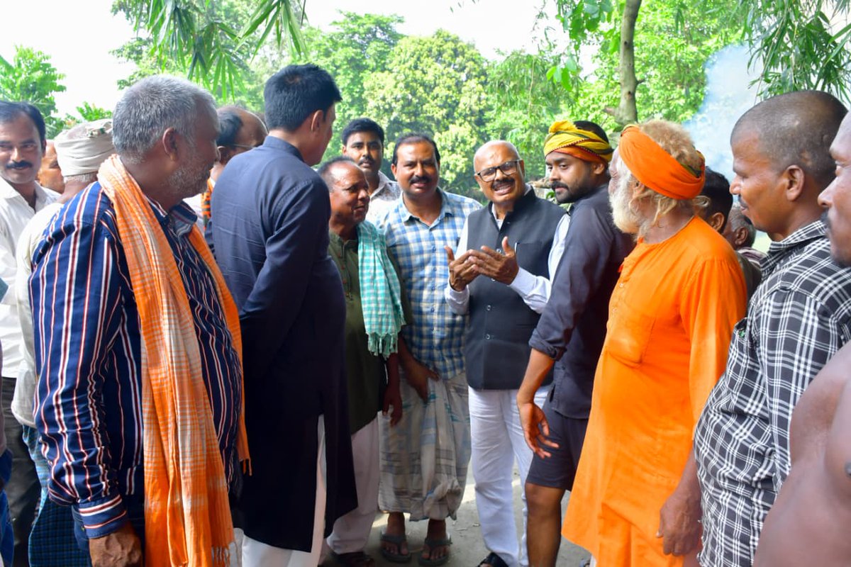 JPYADAV_BJP's tweet photo. नरपतगंज विधानसभा अंतर्गत दरगाहीगंज पंचायत वार्ड 6 के निवासी स्व. सूर्यनारायण मंडल जी के निधन का समाचार अत्यंत दुखद है।
ईश्वर दिवंगत आत्मा को शांति व परिजनों को शक्ति दें।
🙏#Shradhanjali #Condolences #RestInPeace #SuryanarayanMandal #Narpatganj #JayPrakashYadav #PeacefulDeparture https://t.co/9B41gBaMxV