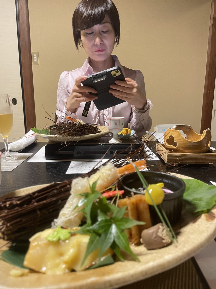 starnesu777's tweet photo. 本日、結婚13周年を無事に迎えることができました💐

この13年間、迷惑ばかりかけてきましたが…😅
それでもこうして捨てられず（笑）、
いつも支えてくれている奥さんに本当に感謝です☺️

言葉では伝えきれませんが、
どんな時も味方でいてくれる存在がいること。
それが何よりの幸せだと感じます❣️

#嫁に感謝　#恐妻家