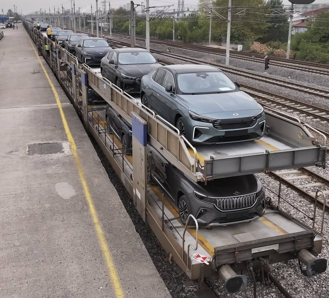 Eskiden Zülfü Livaneli'nin, "Mehmet Yılmaz Basmacı" adına düzenlenmiş sahte pasaportla Almanya'ya kaçtığı trenlerle...
*
Şimdilerde TOGG ihraç ediyoruz!..