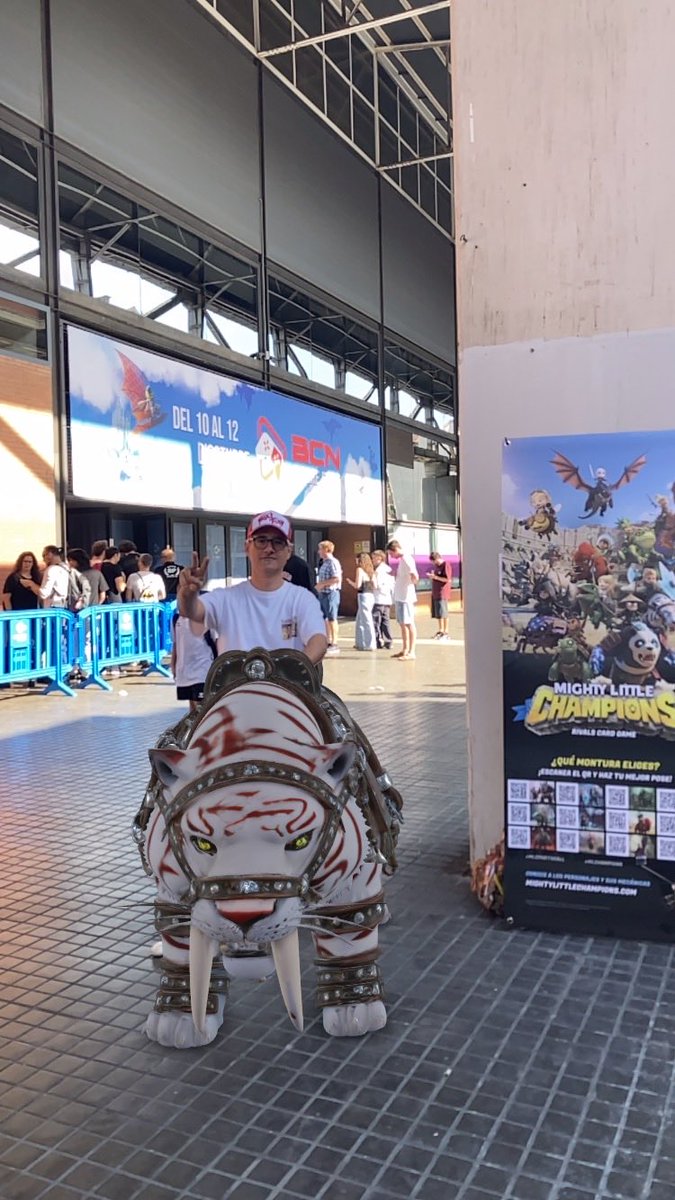 MLChampions's tweet photo. Segundo día de #bcngamefest 🥳

Sobrevive a la cola y hazte un selfie con tu montura favorita, ¡parece que hay competencia entre las bestias más grandes! https://t.co/vWVU4n8ZZP