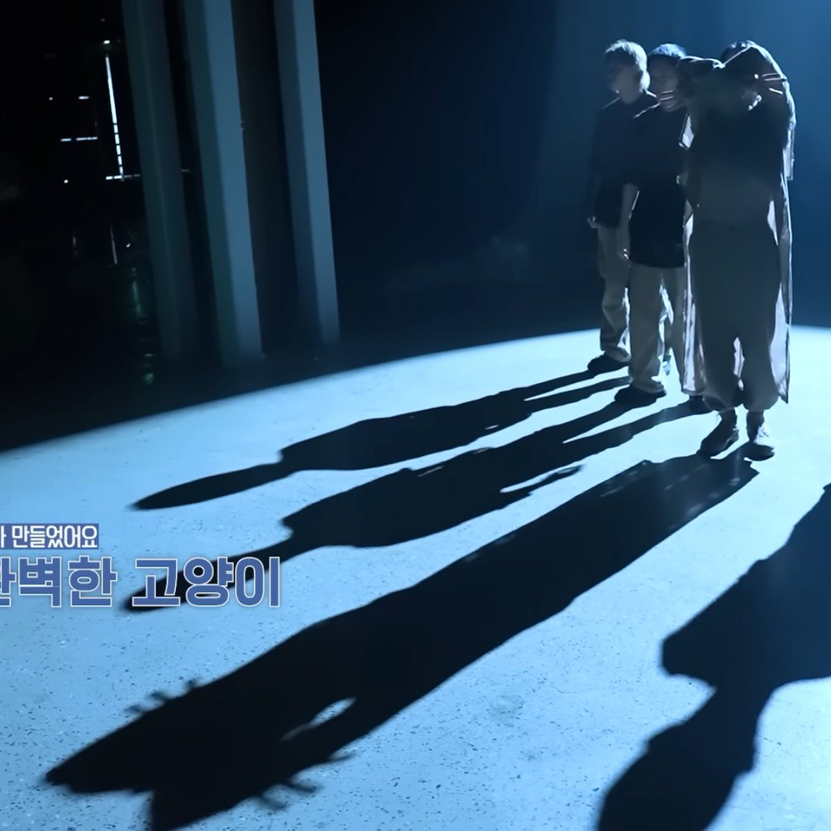 YeosangGlobal's tweet photo. AAHH YEOSANG DID THE CAT SHADOW TREND!! https://t.co/jA24VfxBrw