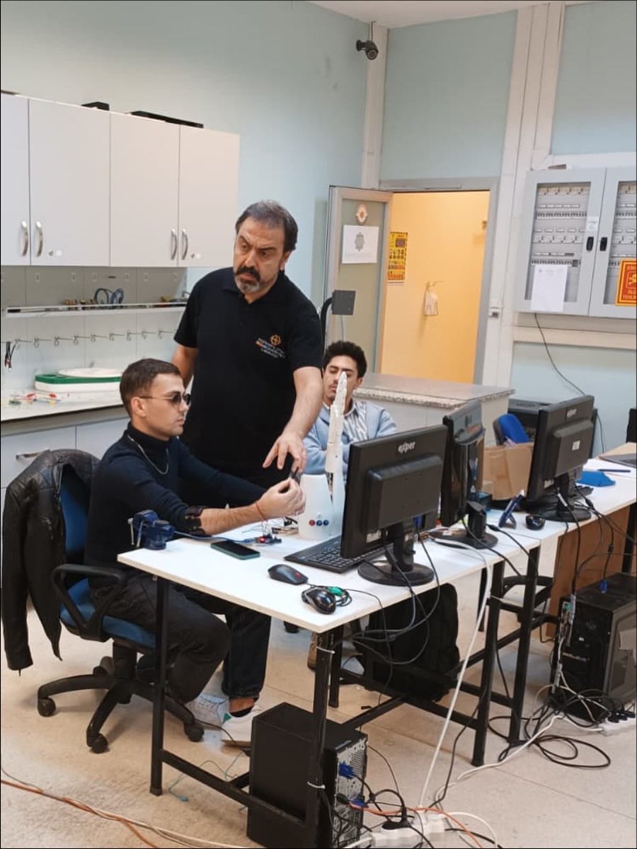 dr_eakdogan's tweet photo. 🎓 Mekatronik Mühendisliği Uygulamalarında Yapay Zekâ doktora dersi kapsamında teoriyi gerçek sistemlerle buluşturuyoruz. 

Öğrencilerimiz yapay zekâ, sensör füzyonu ve kontrol algoritmalarını da kullanarak YZ modellerini mekatronik platformlarda uygulama fırsatı buluyor. https://t.co/4sJXTkkAyW