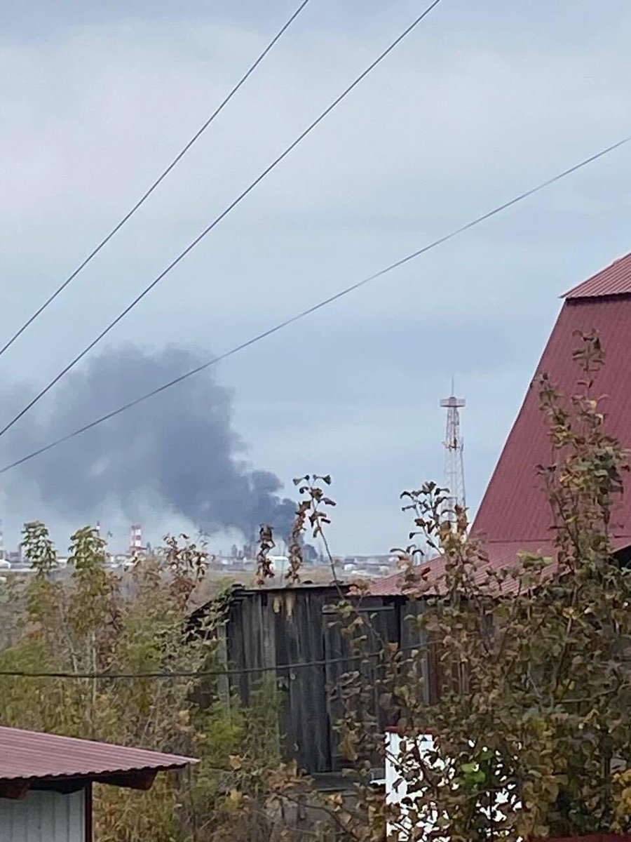bayraktar_1love's tweet photo. 🔥🛢️ This morning, drones hit the Russian oil refinery complex Bashneft in Bashkortostan — 1,400 km from the frontline.

Bashneft (total capacity: around 23-26 million tons per year) is a complex of three oil refineries located right next to each other:
•Ufimsky refinery (UNPZ) – ~7.5 million tons/year
•Ufaneftekhim – ~9.5 million tons/year
•Novoil – ~7.1 million tons/year

Specifically its claimed that UNPZ oil refinery was hit in the area of the AVT-6 unit.