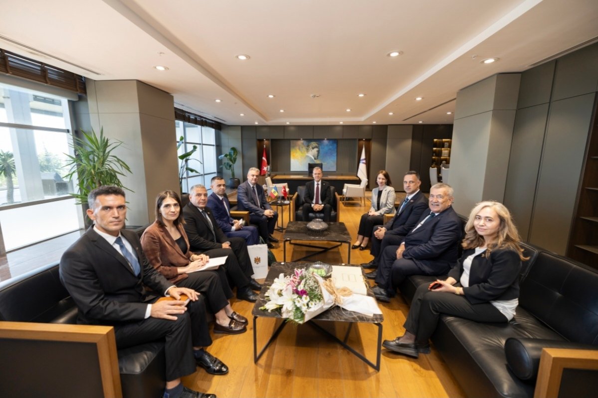 moldovamersin's tweet photo. Sayın Büyükelçi Oleg Serebrian ve Eși Sayın Snejana Serebrian, Sayın Konsolos Vadim Sobol, Mersin Büyükşehir Belediyesi’ni ziyaret etmişlerdir. Sayın Mersin Büyükşehir Belediye Başkanı Vahap Seçer’in nazik ev sahipliği ve yapıcı değerlendirmeleri için teşekkür ederiz
@mersin_bld https://t.co/cWgb8O1mXA