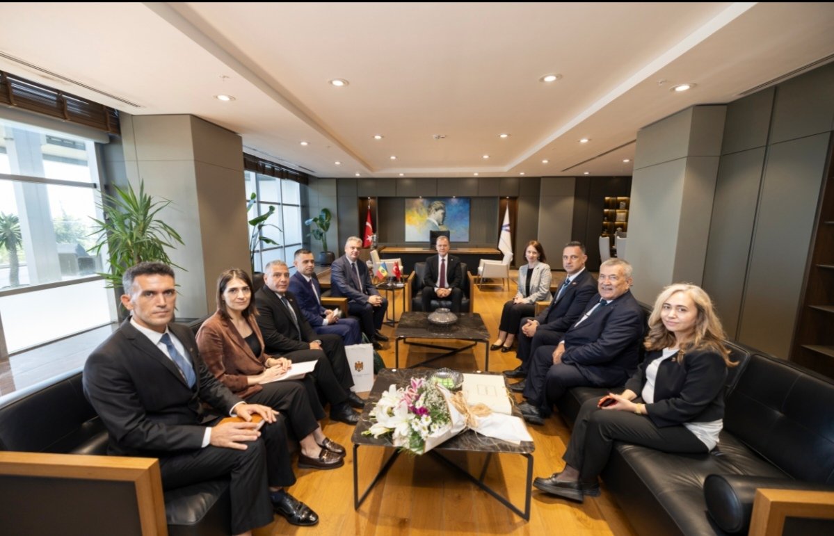 moldovamersin's tweet photo. Sayın Büyükelçi Oleg Serebrian ve Eși Sayın Snejana Serebrian, Sayın Konsolos Vadim Sobol, Mersin Büyükşehir Belediyesi’ni ziyaret etmişlerdir. Sayın Mersin Büyükşehir Belediye Başkanı Vahap Seçer’in nazik ev sahipliği ve yapıcı değerlendirmeleri için teşekkür ederiz
@mersin_bld https://t.co/cWgb8O1mXA