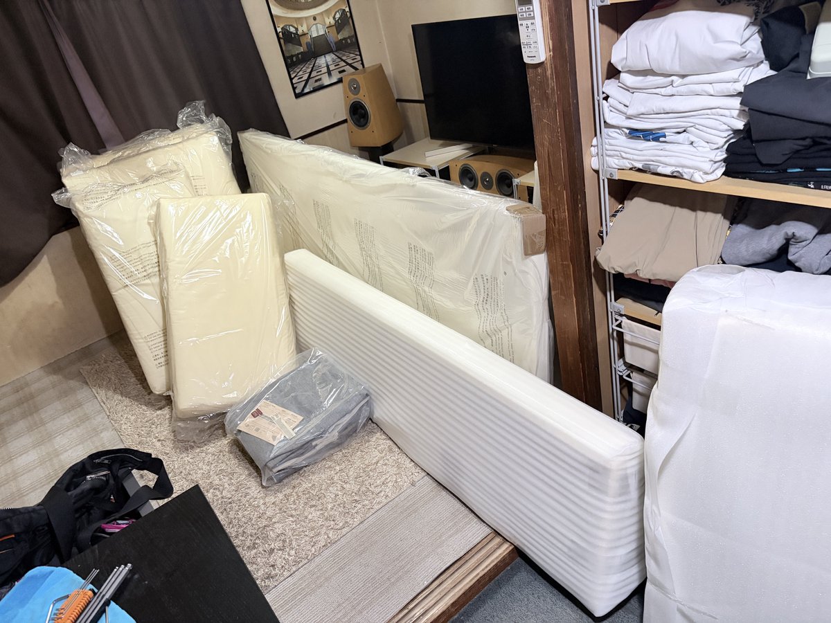 SweetRoad's tweet image. ソファを新調しました✨
写真では分かりににくいけど、横になっても少し余る位でめっちゃでかいWWW
梱包状態では階段上がらなくて組み立ててくれる予定が自分で組み立てました👍🏻 ̖́-