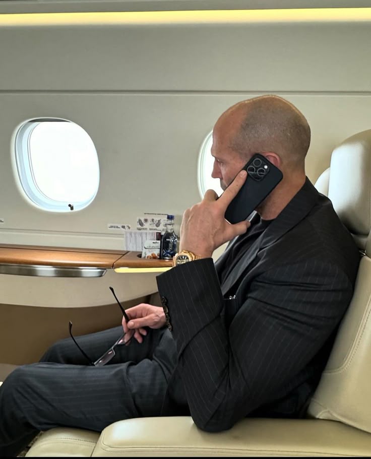 LES HOMMES QUI RÉUSSISSENT PARLENT UN AUTRE LANGAGE.

Si tu stagnes, c'est que tu ne comprends pas encore leurs CODES.

[THREAD] 🗣️