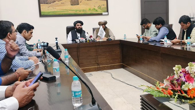 MdZeyaullah20's tweet image. तालिबान के विदेश मंत्री मुत्ताक़ी की दिल्ली यात्रा, महिला पत्रकारों को बाहर रखने पर मचा बवाल

अफगानिस्तान के विदेश मंत्री मावलवी आमिर खान मुत्ताक़ी ने 10 अक्टूबर को नई दिल्ली में भारत के विदेश मंत्री एस. जयशंकर से मुलाकात की। इस मुलाकात में विकास सहायता, व्यापार और सुरक्षा जैसे…