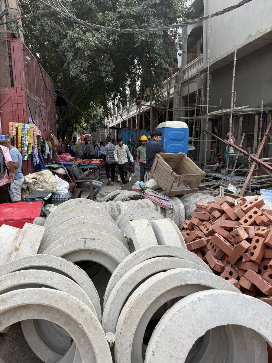 cavishalpandey's tweet image. @LtGovDelhi @RajaiqbalSingh3 @CPDelhi @CitySpzone Construction going by illegal means i.e. blocking footpath, pedestrian space, road &amp;amp; obstructing other public utilities at S.P. Mukherjee Marg, Delhi-06 at Novelty Cinema which is property of @MCD_Delhi Shame #DPupdates #MCD_Delhi