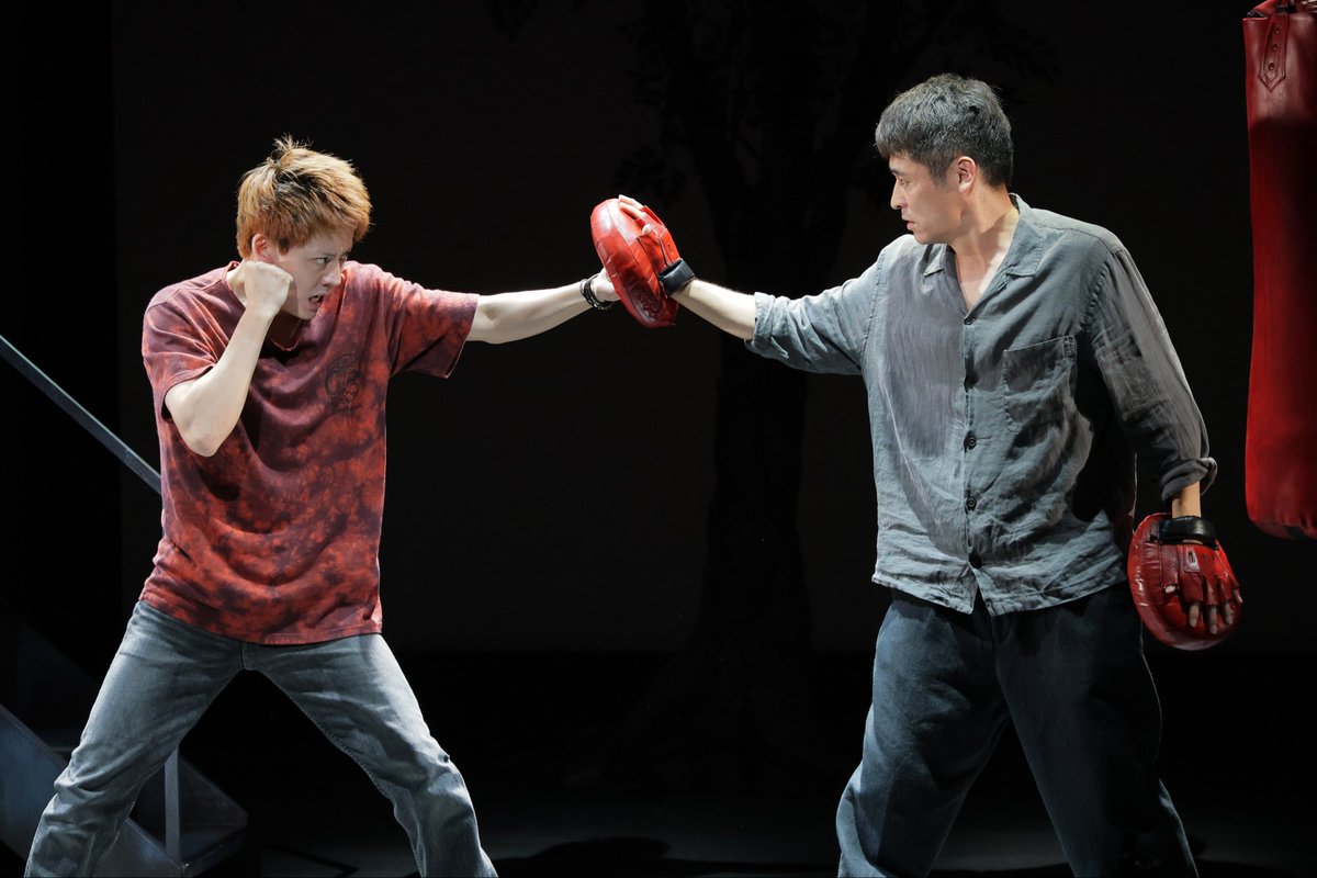 【舞台「#明日を落としても 」上演中🥊】

本日のご来場ありがとうございました。

10/12(日)は13時開演の1回公演、佐藤隆太さん、牧島輝さんによるアフタートークも！

チケットはこちら▶️ asuoto2025.com

劇場でお待ちしております。

📷雄介がひかるにボクシングを教えるシーン