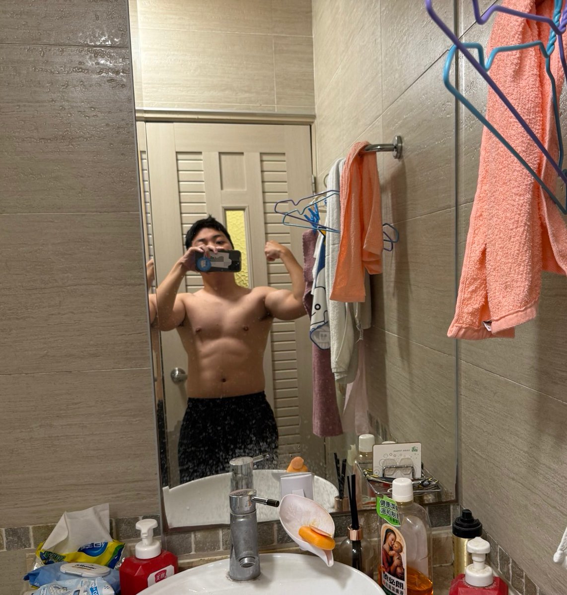 記錄一下最近的身材
每次練完都好想打炮
好久沒有約人一起做愛了
最近開始蠢蠢欲動了🥵