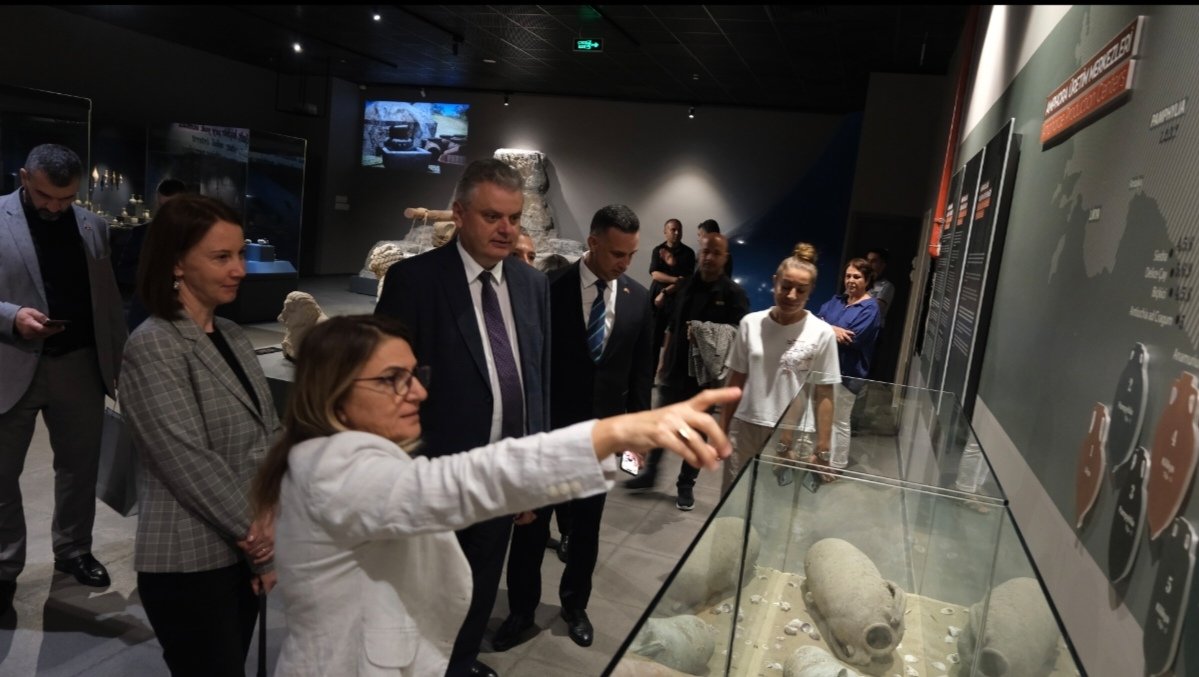 moldovamersin's tweet photo. Sayın Büyükelçi Oleg Serebrian ve Eși Sayın Snejana Serebrian,Sayın Konsolos Vadim Sobol,Mersin Arkeoloji Müzesi’ni ziyaret etmişlerdir.Müze Müdürlüğü tarafından sağlanan kapsamlı bilgilendirme ve nazik rehberlik için teşekkür ederiz. https://t.co/UIHu3iXlWe