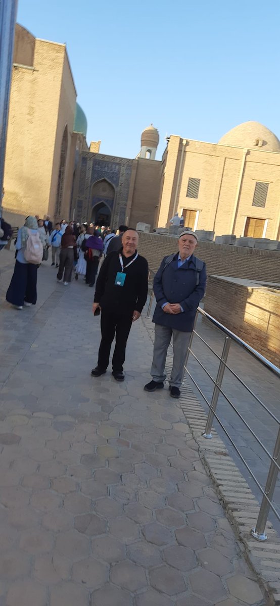 Hazreti Abbas Ra. Soyundan, sahabe Resulullah efendimizin mübarek vücudunu yıkayıp kefenleyen ve efendimizin vücuduna en son elini süren, şehid Şahı Zinde hazretlerinin kabrini Adnan Mirza ile ziyaret ettik.