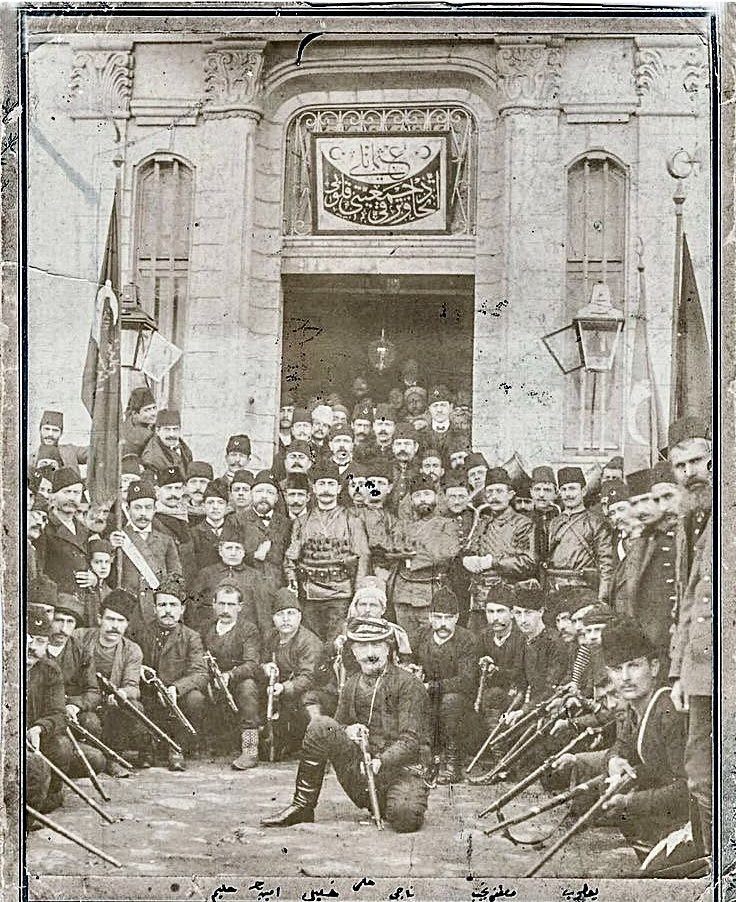 Trabzon’da İttihad ve Terakki Cemiyeti Kulübü’nün açılışından. 
 
Çok tanıdık simaları görüyoruz🙂