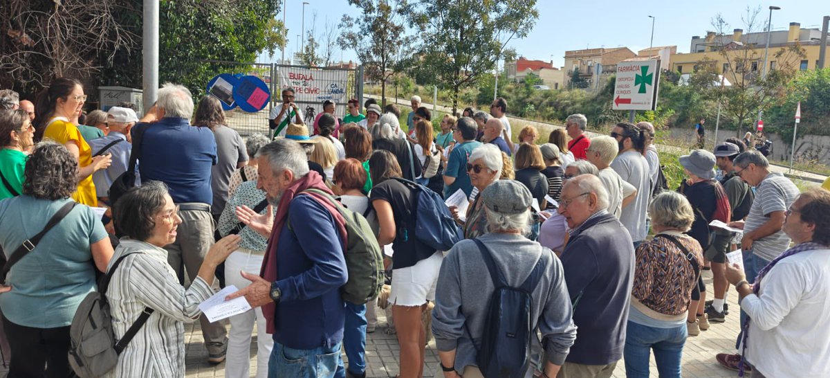 Concentració reivindicant la rehabilitació de la masia de Ca l'Andal #Badalona per l'ús sociocultural que s'havia compromès l'Ajuntament. 
També defensem un espai digne per a l'escola Llevant ❤️