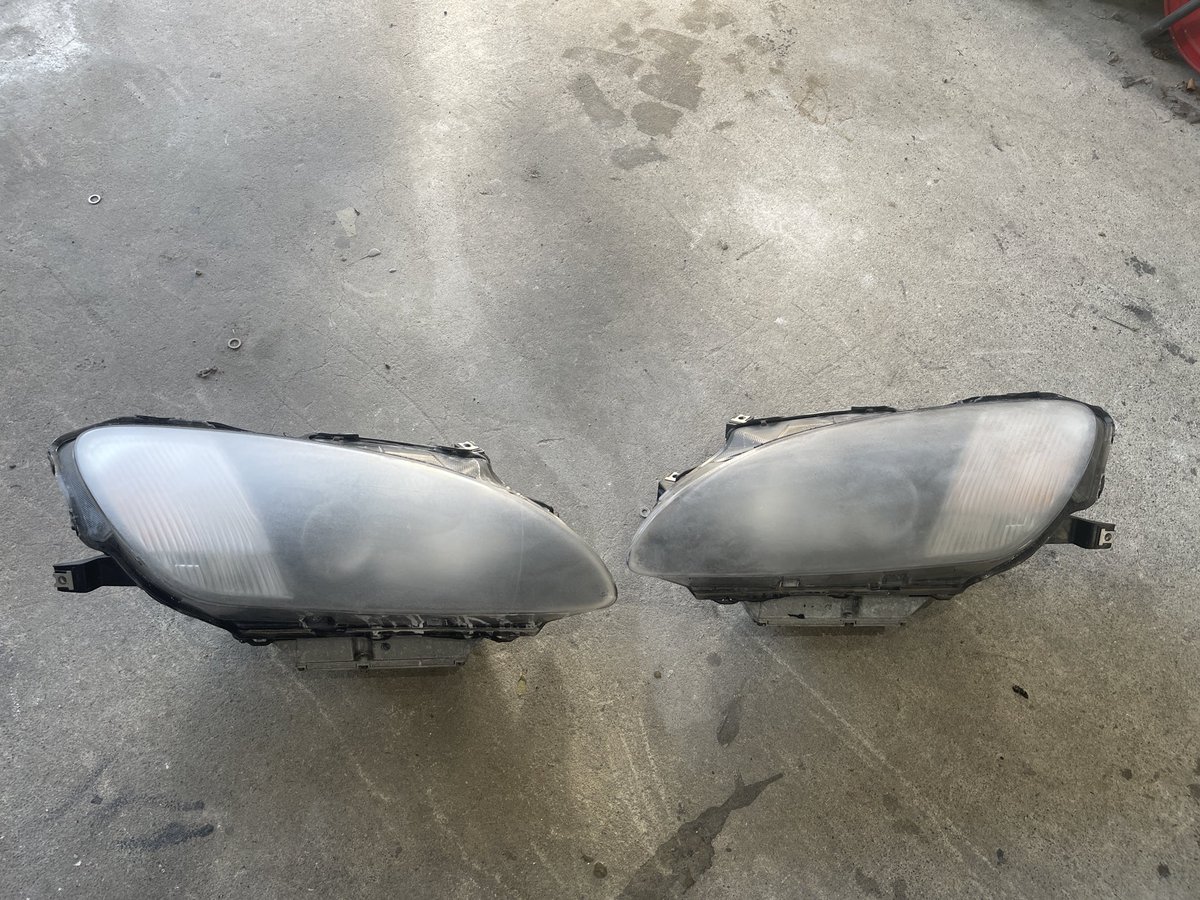 SIROALI2's tweet image. みんながS2000のオフ会で楽しんでる所で、僕は車検に向けてヘッドライトを磨いてます🚗³₃

明日一気にやれるかなぁ🤔