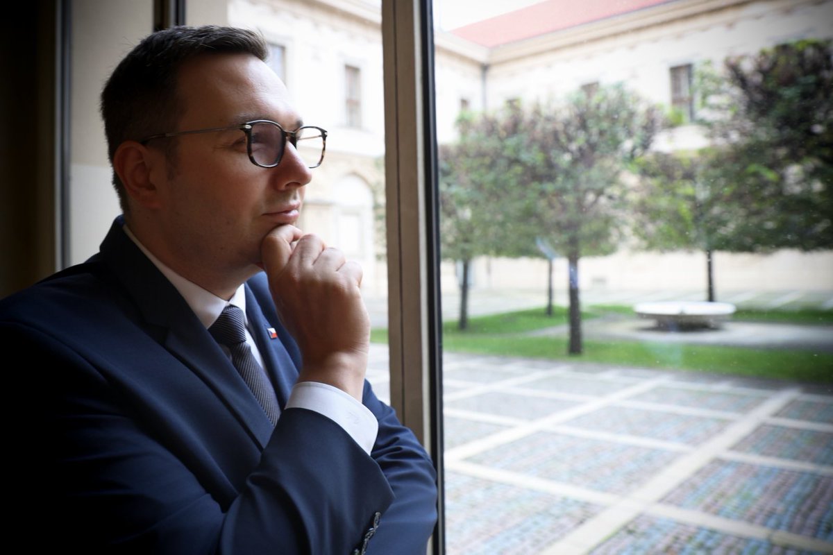 Sobotní zamyšlení: 

Když už si něco myslíš, neříkej to.
Když už to řekneš, nepiš to.
Když už to napíšeš, nepodepisuj to.

A když už to podepíšeš, nediv se.