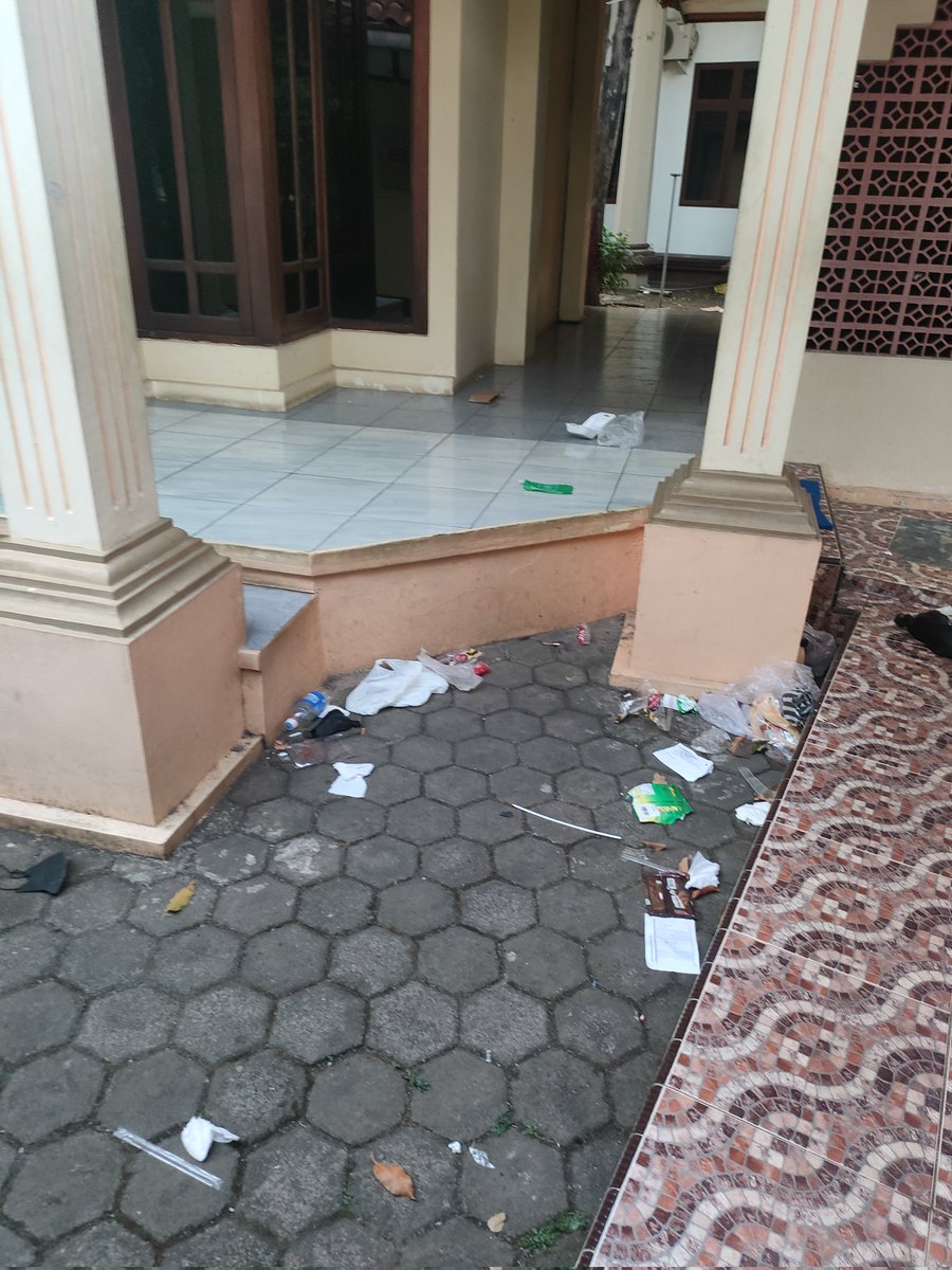 Harusnya kuta ganti saja menjadi hari santri yang suka nyampah 😂