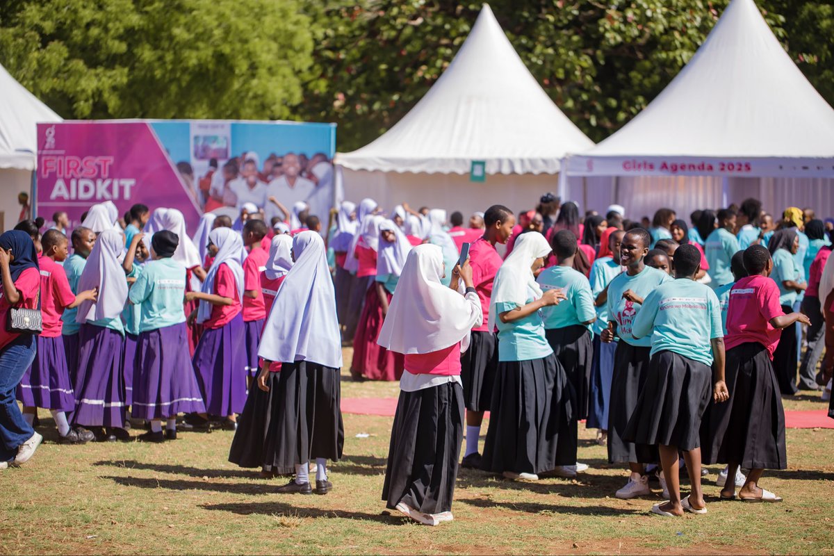 Takribani watoto milioni 3.2 wa miaka 7–17 hawapo shuleni.
Wengi wao ni wasichana.
Ndoa za utotoni na mimba za mapema bado ni kikwazo kikubwa.
Ni wakati wa kuchukua hatua thabiti kwa maendeleo endelevu.
#AjendaYaMsichana2025
<a href="/MsichanaUwezo/">Msichana Initiative</a>