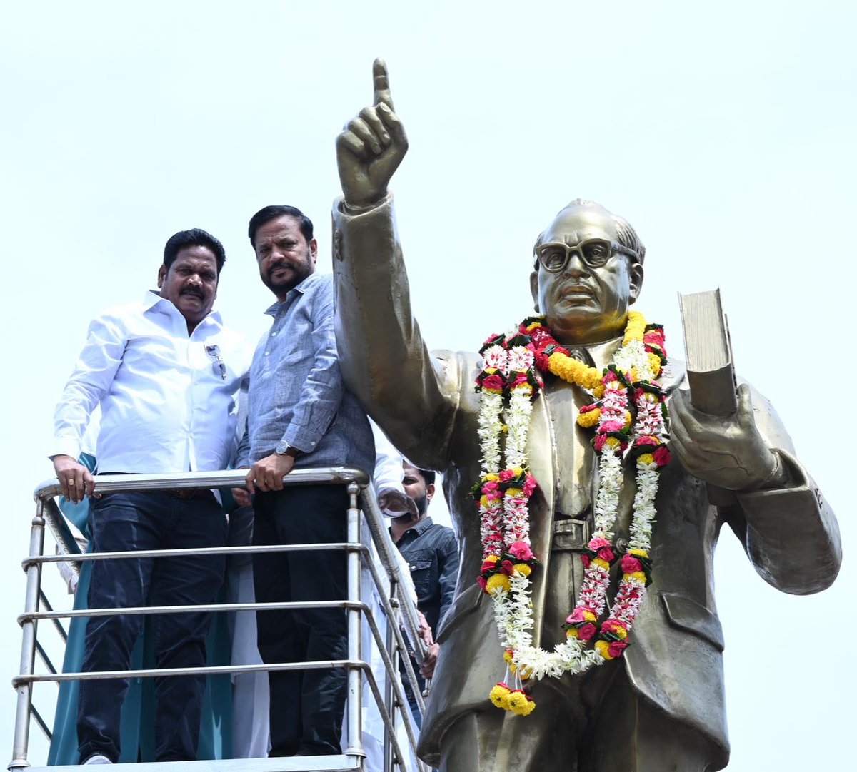MLCvijaysingh's tweet image. ಇಂದು #ಬಸವಕಲ್ಯಾಣ ಬ್ಲಾಕ್ ಕಾಂಗ್ರೆಸ್ ಸೇರಿದಂತೆ ಅನೇಕ #ಕಾಂಗ್ರೆಸ್ ಘಟಕ ವತಿಯಿಂದ ಆಯೋಜಿಸಿದ ಮತದಾನ ಕಳವು ವಿರೋಧಿ(#VoteChori) ಸಹಿ ಅಭಿಯಾನದಲ್ಲಿ ಭಾಗವಹಿಸಿ ಮಾತನಾಡಿ ಇದು ಒಂದು ಪಕ್ಷದ ಹೋರಾಟವಲ್ಲ, ಪ್ರಜಾಪ್ರಭುತ್ವವನ್ನು ಉಳಿಸುವ ಹೋರಾಟ. ತಾಲೂಕಿನ ಪ್ರತಿಯೊಬ್ಬ ಕಾರ್ಯಕರ್ತರು ಬಿಜೆಪಿ ಮಾಡಿರುವ ಈ " ವೋಟ್ ಚೋರಿ " ಬಗ್ಗೆ ತಮ್ಮ ಬೂತ್…