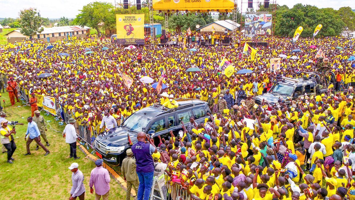 cbsfm_ug's tweet image. Ssentebe wa @NRMOnline era akikwatidde bendera ku bwa President Gen @KagutaMuseveni atuuse ku kisaawe ky’essomero Namrwodho Primary School e Nebbi gyakubye olukungaana gaggadde okubasaba akalulu.
Museveni atambudde ne first Lady Hon @JanetMuseveni n’ayanirizibwa abakulembeze mu…