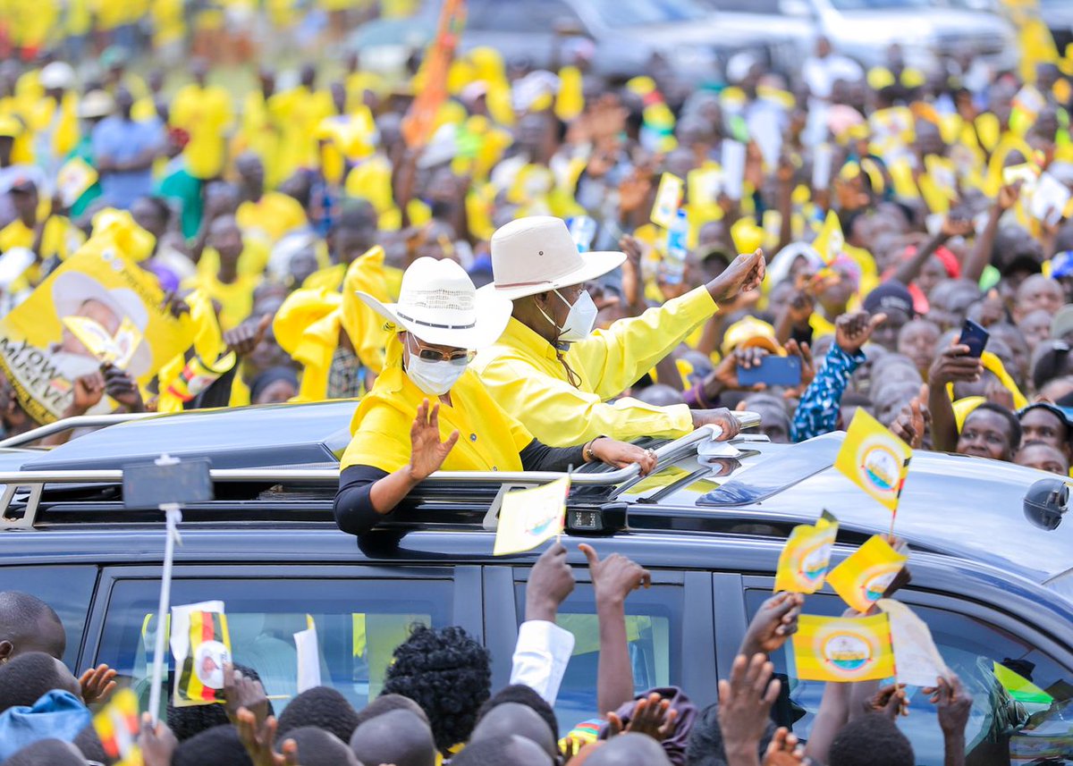 cbsfm_ug's tweet image. Ssentebe wa @NRMOnline era akikwatidde bendera ku bwa President Gen @KagutaMuseveni atuuse ku kisaawe ky’essomero Namrwodho Primary School e Nebbi gyakubye olukungaana gaggadde okubasaba akalulu.
Museveni atambudde ne first Lady Hon @JanetMuseveni n’ayanirizibwa abakulembeze mu…