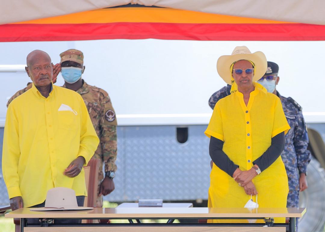 cbsfm_ug's tweet image. Ssentebe wa @NRMOnline era akikwatidde bendera ku bwa President Gen @KagutaMuseveni atuuse ku kisaawe ky’essomero Namrwodho Primary School e Nebbi gyakubye olukungaana gaggadde okubasaba akalulu.
Museveni atambudde ne first Lady Hon @JanetMuseveni n’ayanirizibwa abakulembeze mu…