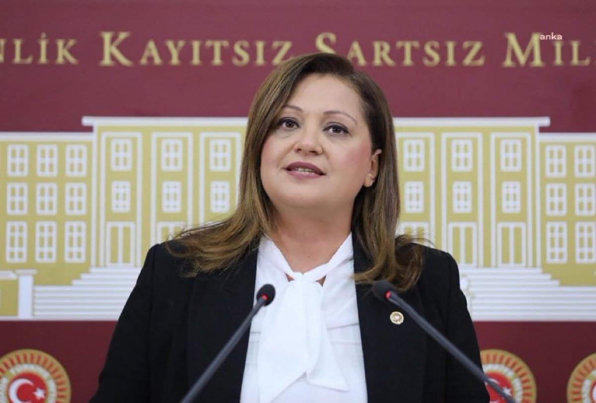 Afyon Belediye Başkanı Burcu Köksal'ın icraatleri:

- Arapça tabelalar kaldırıldı.

- Sığınmacılara ait kaçak işyerleri mühürlendi.

- Sığınmacıların nikah işlem ücreti 10 bin liraya yükseltildi.

- Şehit aileleri, gaziler ve engellilerin su faturalarına %85 indirim yapıldı.