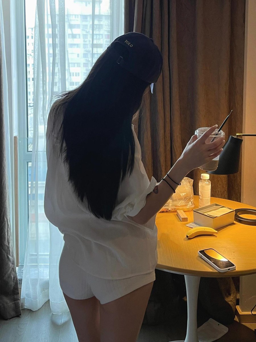 xiaqiqisw's tweet photo. 如果沒有法律約束
你看到人家的背影��幹什麽？
#互关 #台湾 #阿姨 #少妇 https://t.co/6WySYizzDN