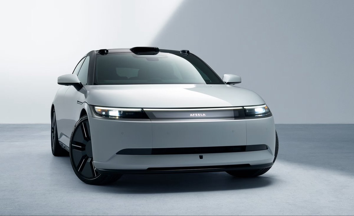 theprotocolvc's tweet image. These 2 devices are the same product. Different use cases, but the same product. From a marketing perspective, EVs &amp;amp; Smartphones are essentially the same type of product because both occupy the same strategic category of “connected lifestyle technologies”