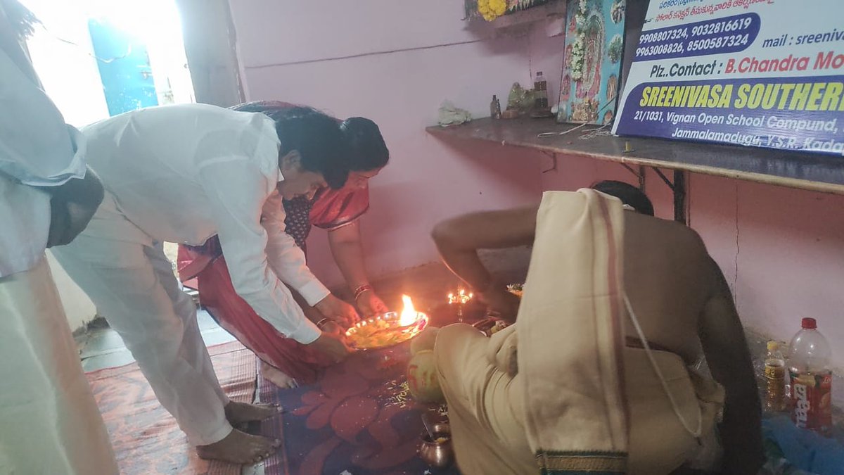badiginchalach4's tweet photo. ఈ రోజు(11-10-2025) కార్యక్రమం *SREENIVASA SOUTHERN GLOBAL ENERGY* SOLAR బ్రాంచ్  ఆఫీస్ ను YSR జిల్లా జమ్మలమడుగు పట్టణం విజ్ఞాన్ స్కూల్ ఆవరణం లో పూజా కార్యక్రమాల మధ్య ప్రారంభిoచిన APHDC మాజీ చైర్ పర్సన్  శ్రీమతి బడిగించల విజయలక్ష్మి మరియు బడిగించల చంద్రమౌళి జాతీయ బీసీ సంక్షేమ సంఘం https://t.co/ssMV7KMEMx