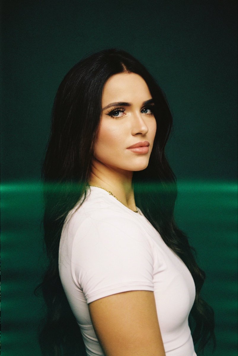thomasitofoto's tweet photo. Headshots at the studio w/ Ashlyn! https://t.co/BFlWgJRqgq