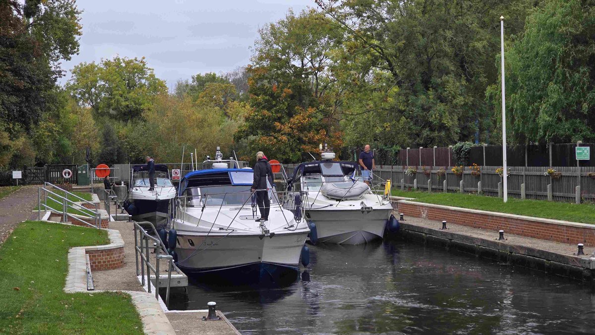 RomneyWeir's tweet image. Traffic at my lock #Thames #boating #Windsor