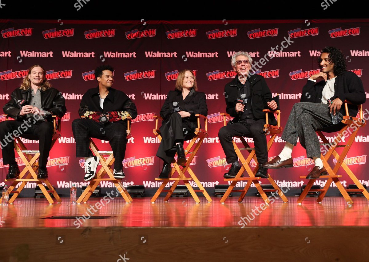 AZamanUpdates's tweet image. the full gang

#iwtv #tva #nycc2025 #assadzaman #jacobanderson #samreid #ericbogosian #jenniferehle #hannahmoscovitch #markjohnson #damianholbrook