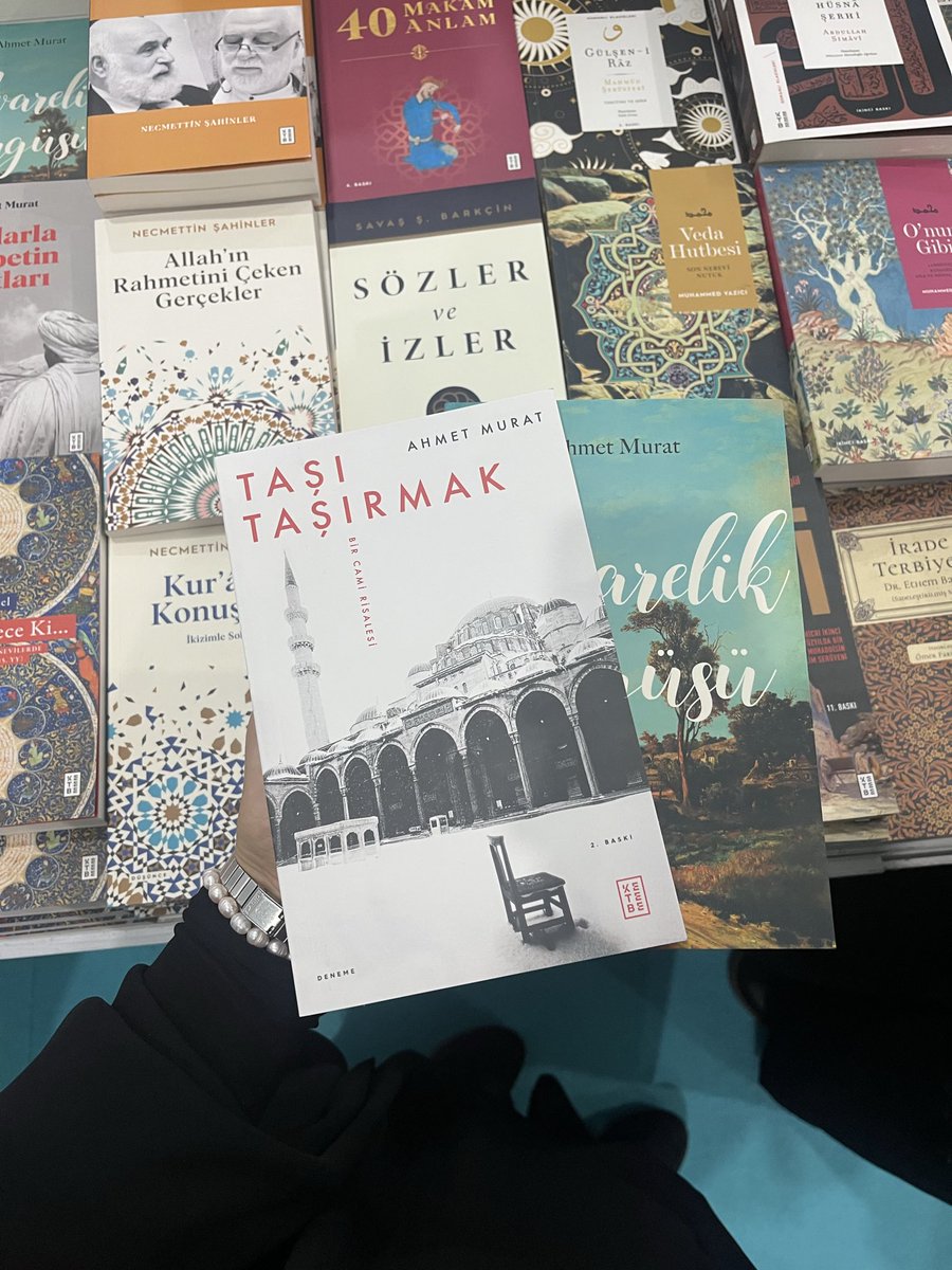 Üsküdar sahilde kitap fuarı var, kitap severler birbirine bu bilgiyi ulaştırsın :)