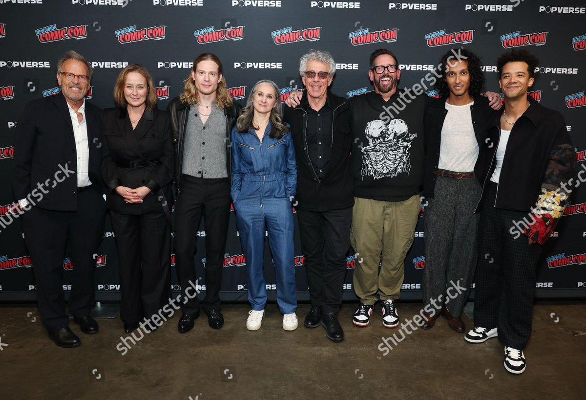 AZamanUpdates's tweet image. the full gang

#iwtv #tva #nycc2025 #assadzaman #jacobanderson #samreid #ericbogosian #jenniferehle #hannahmoscovitch #markjohnson #damianholbrook